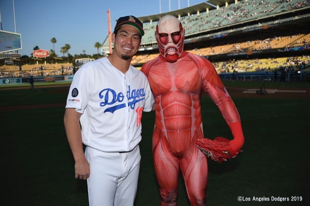 El Titán Colosal de Shingeki no kyojin invade un partido de la MLB