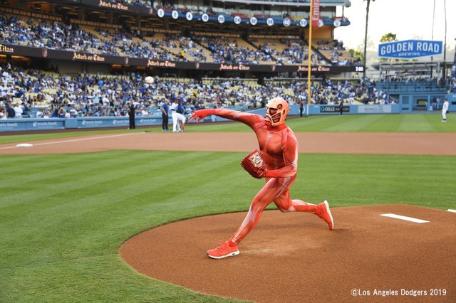 El Titán Colosal de Shingeki no kyojin invade un partido de la MLB