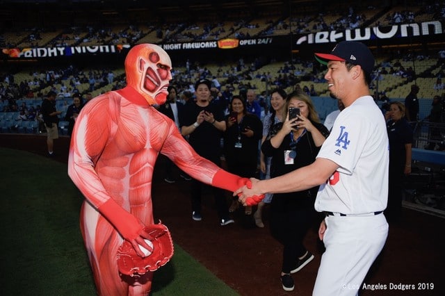 El Titán Colosal de Shingeki no kyojin invade un partido de la MLB