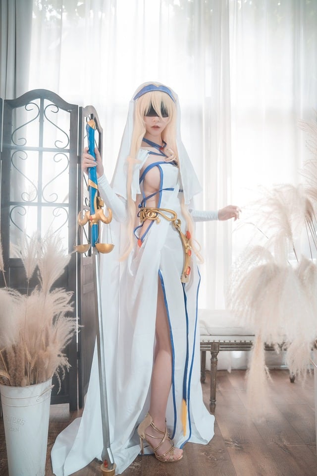 Cosplayer china realiza un increíble cosplay de la doncella de la espada de Goblin Slayer