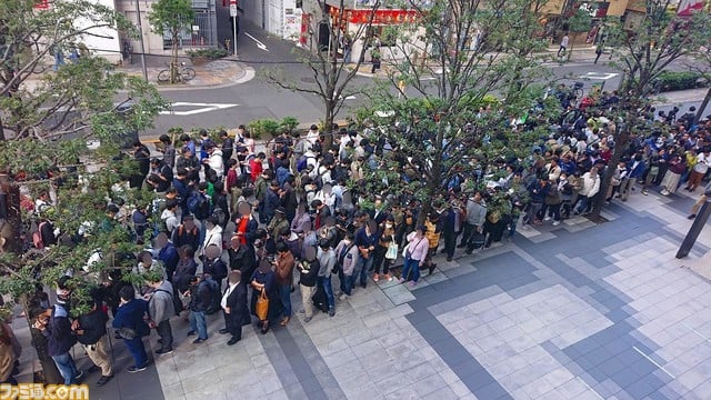 Más de 1000 otakus hacen fila para recibir una carta en Japón