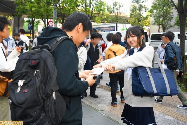 Más de 1000 otakus hacen fila para recibir una carta en Japón