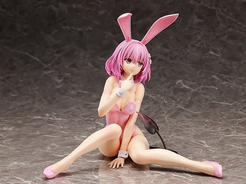Momo Deviluke de To Love-Ru luce un traje de conejita para una figura a escala