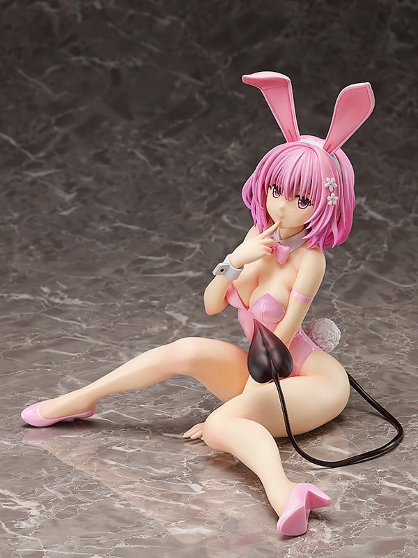 Momo Deviluke de To Love-Ru luce un traje de conejita para una figura a escala
