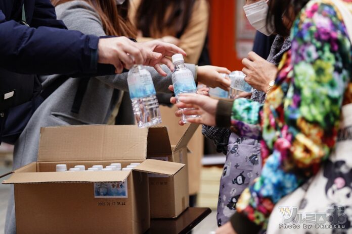 Más de 500 otakus hicieron fila para recibir una botella de agua de Mahou Shoujo Madoka Magica