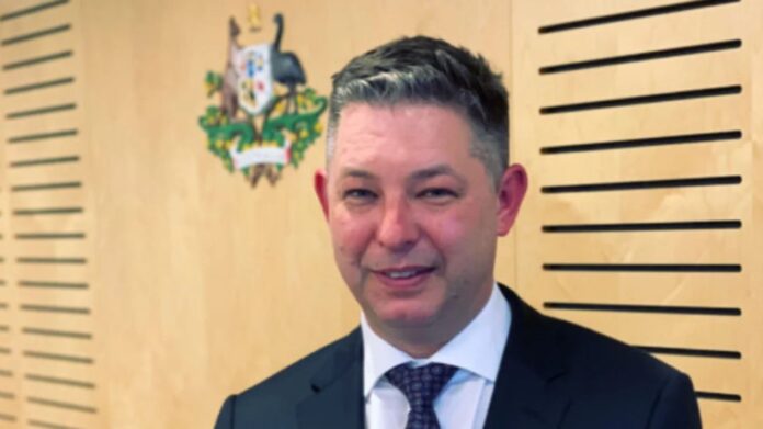Senador de Australia es atacado por tener figura de anime "con poca ropa"