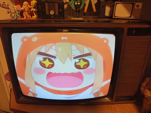 Mr. Braun, el otaku que tiene como pasatiempo colocar a sus waifus en televisores viejos