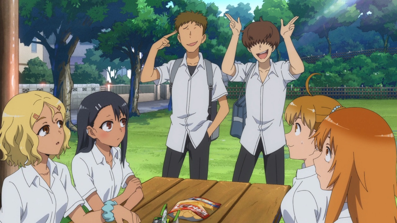 nagatoro y sus amigas son interrumpidas por unos sujetos