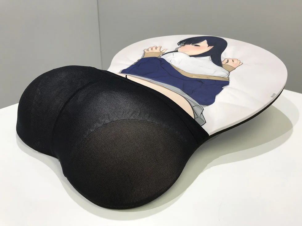 Yomu Tights ilustra un mousepad en el que puedes ver las pantsus de la waifu 