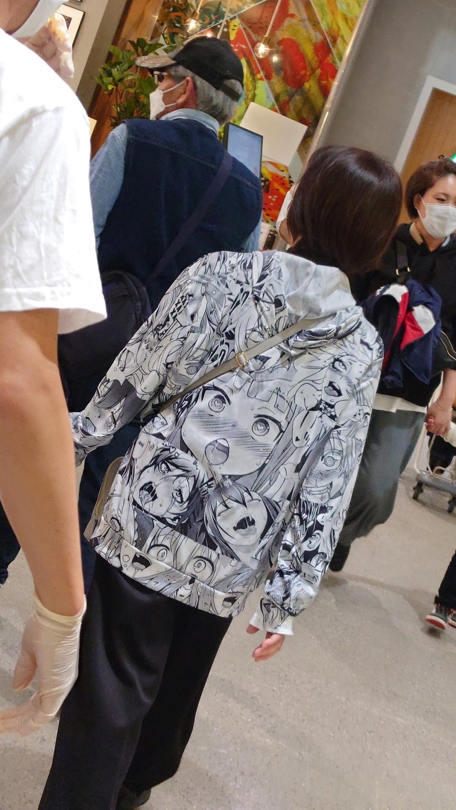 Abuela japonesa deja encantados a los otakus con una sudadera de Ahegao