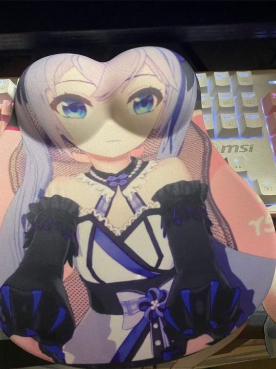 Se hace viral en Japón un mousepad de una waifu deforme