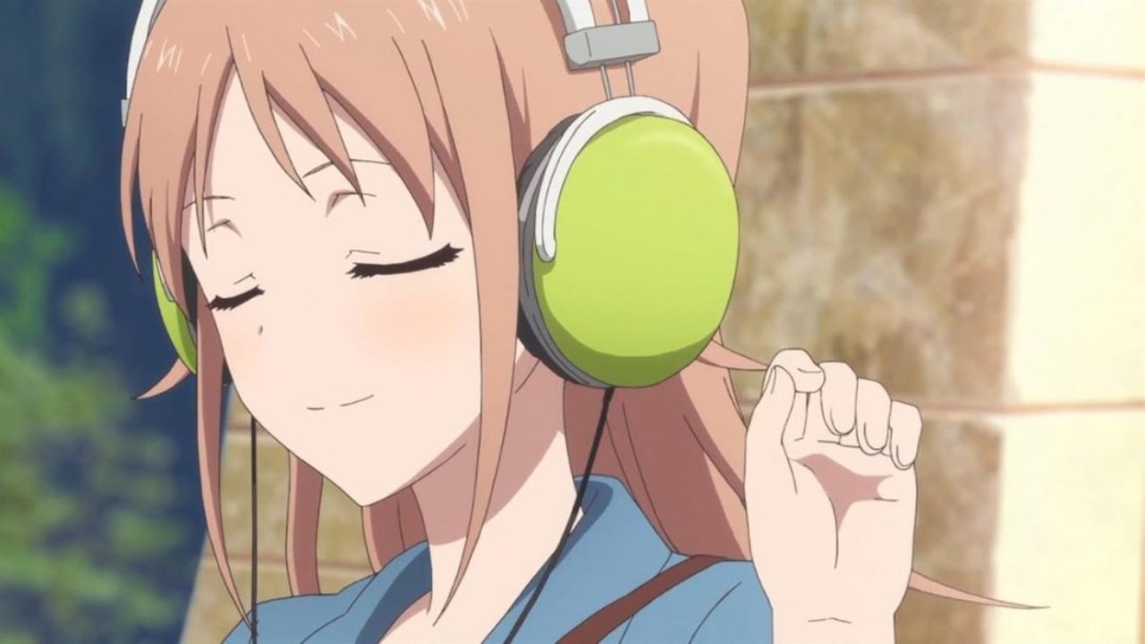Chica anime escuchando música con audífonos