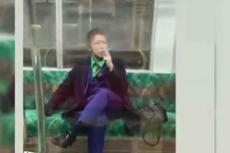 Hombre con cosplay de Joker apuñala a uno y prende fuego al tren en Japón