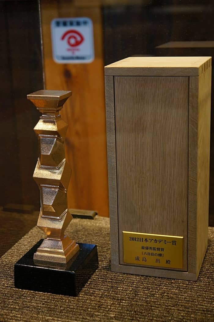 estatuilla premios de la academia de japon (1)