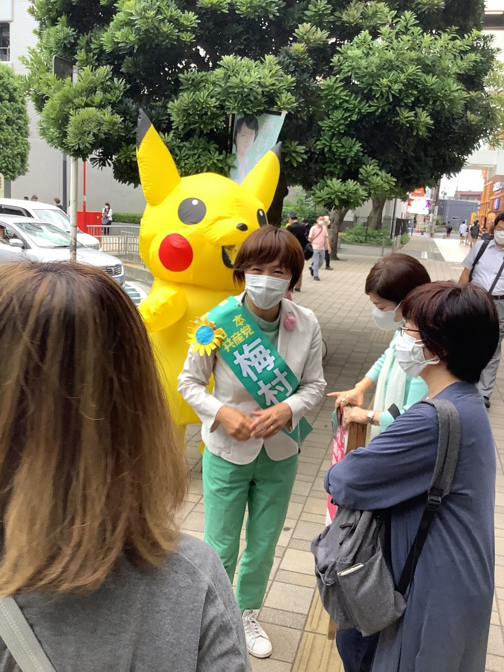 Pokémon Pikachu es visto promoviendo el comunismo en Japón
