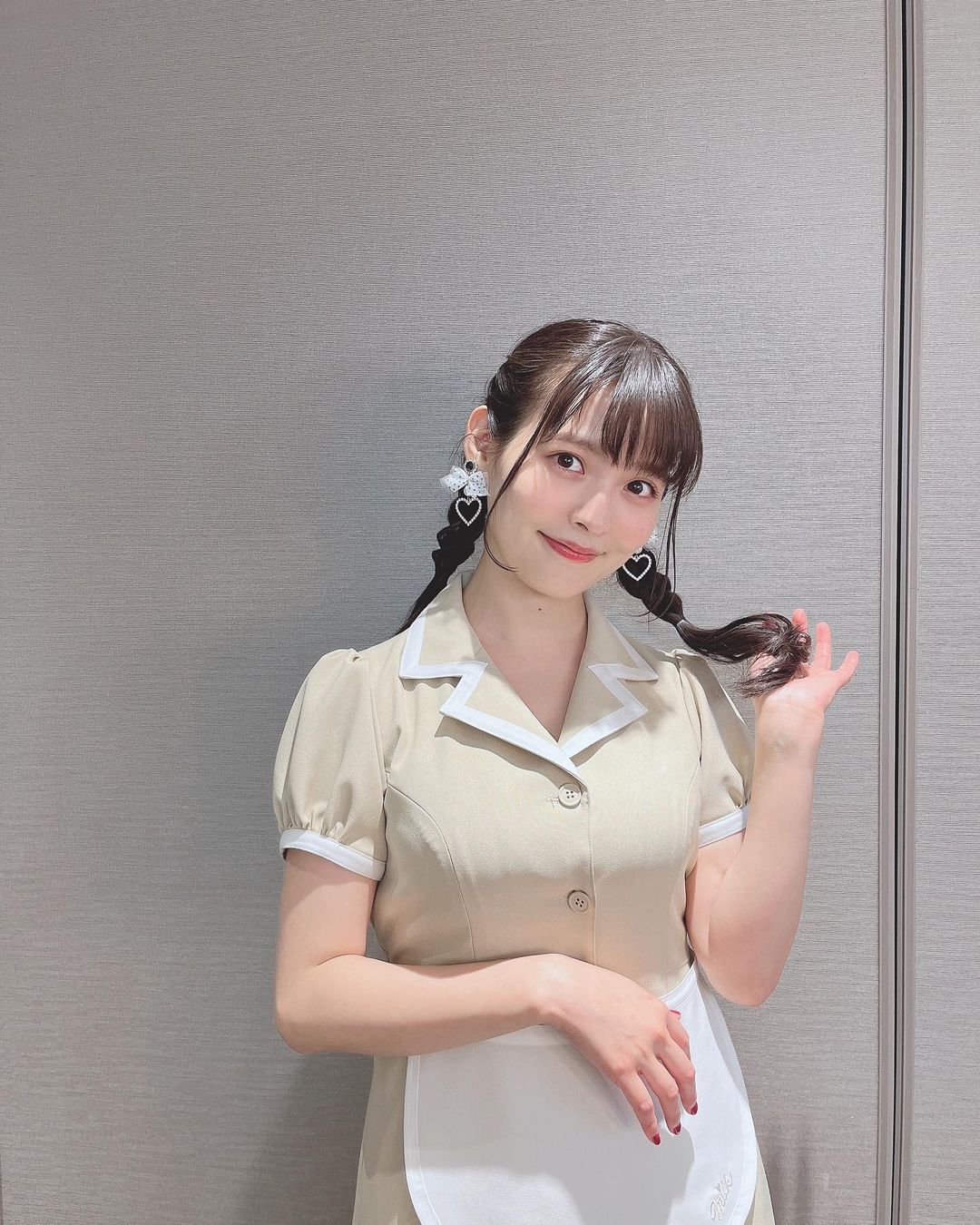 Sumire Uesaka, voz de Nagatoro, se viste como mesera