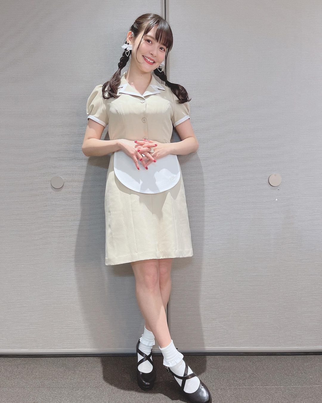 Sumire Uesaka, voz de Nagatoro, se viste como mesera