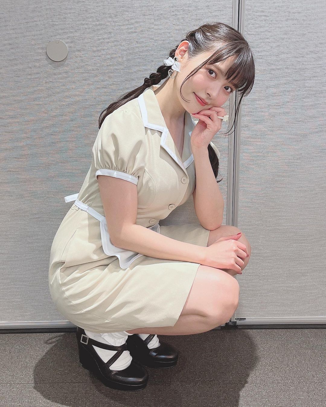 Sumire Uesaka, voz de Nagatoro, se viste como mesera