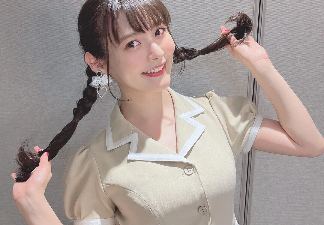 Sumire Uesaka, voz de Nagatoro, se viste como mesera