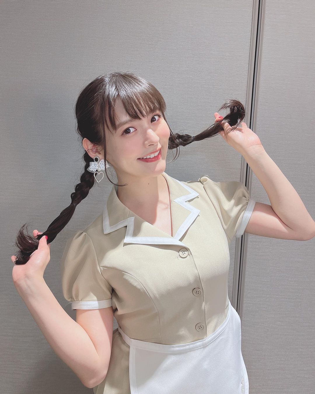 Sumire Uesaka, voz de Nagatoro, se viste como mesera