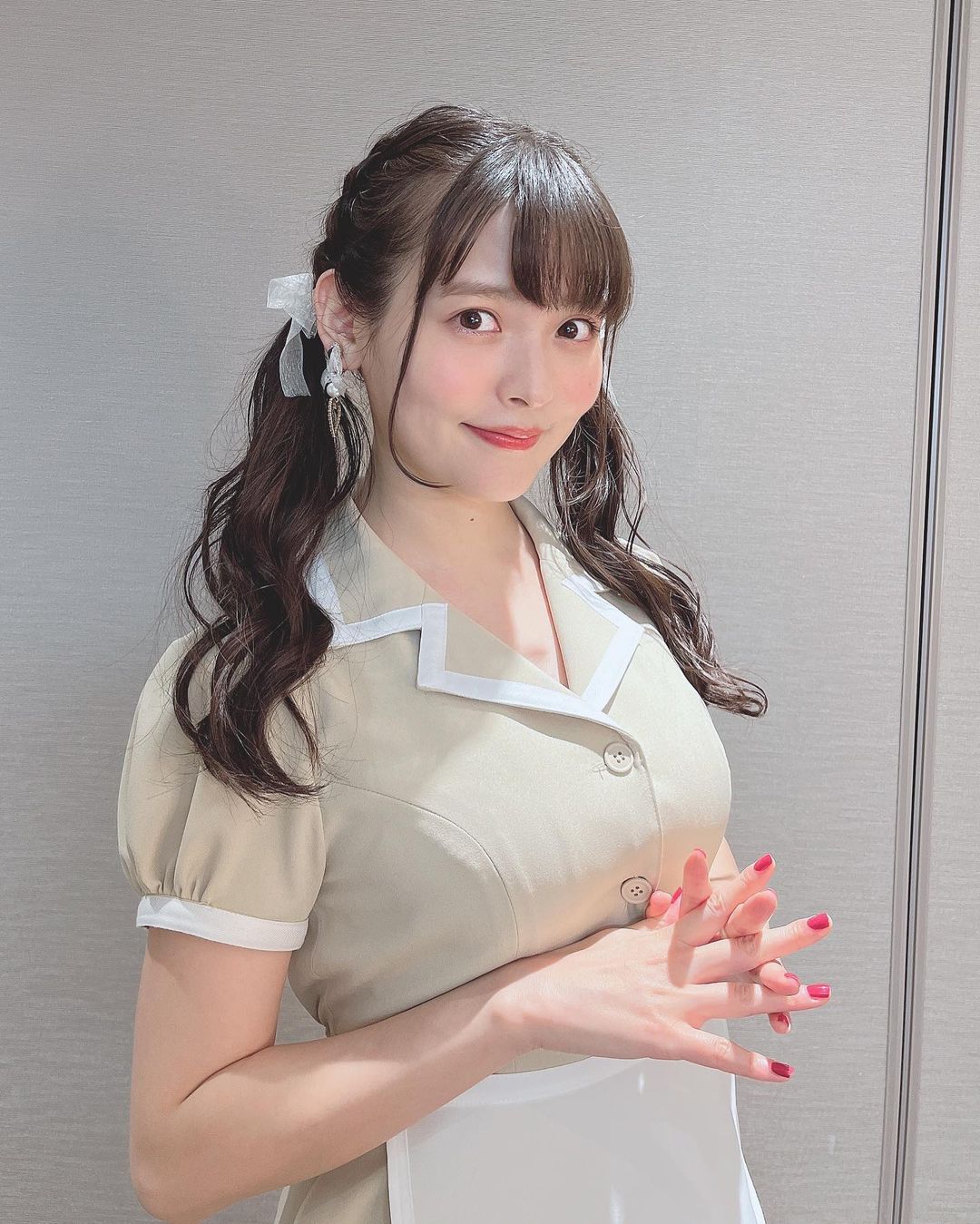 Sumire Uesaka, voz de Nagatoro, se viste como mesera