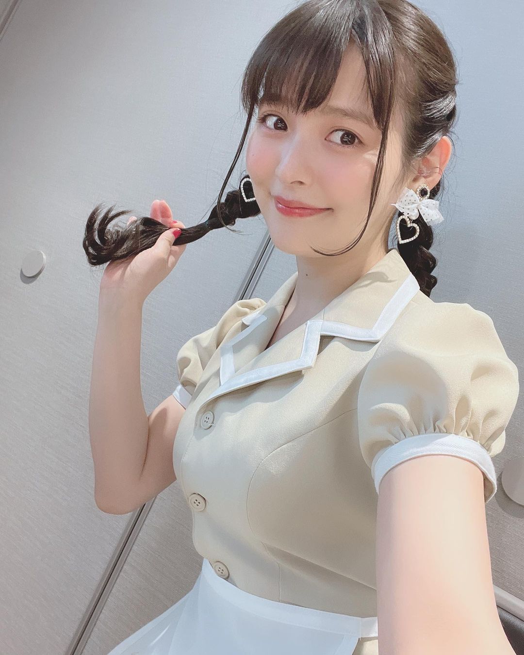 Sumire Uesaka, voz de Nagatoro, se viste como mesera