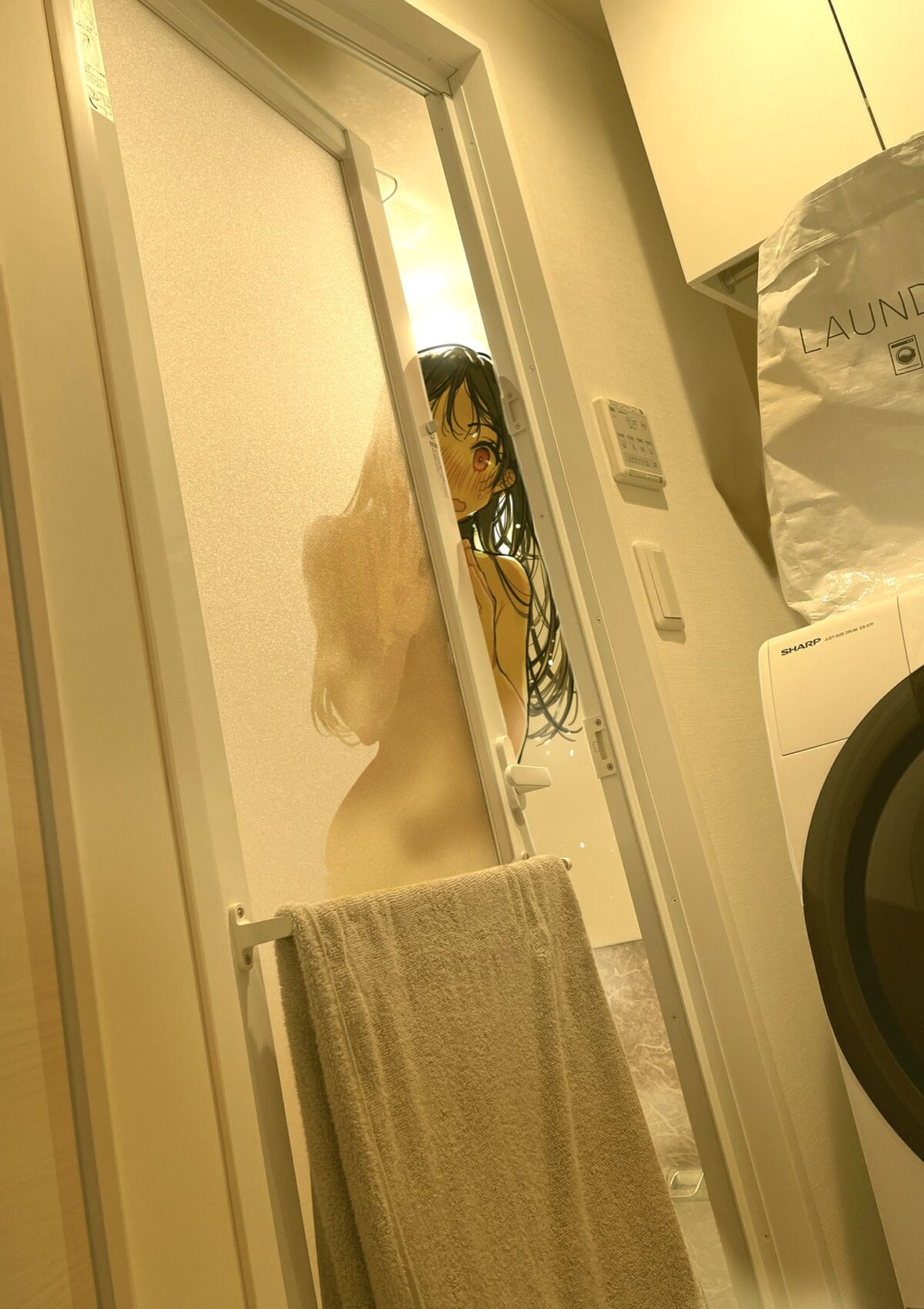 Kanojo Okarishimasu Chizuru inspira una coqueta ilustración en la ducha