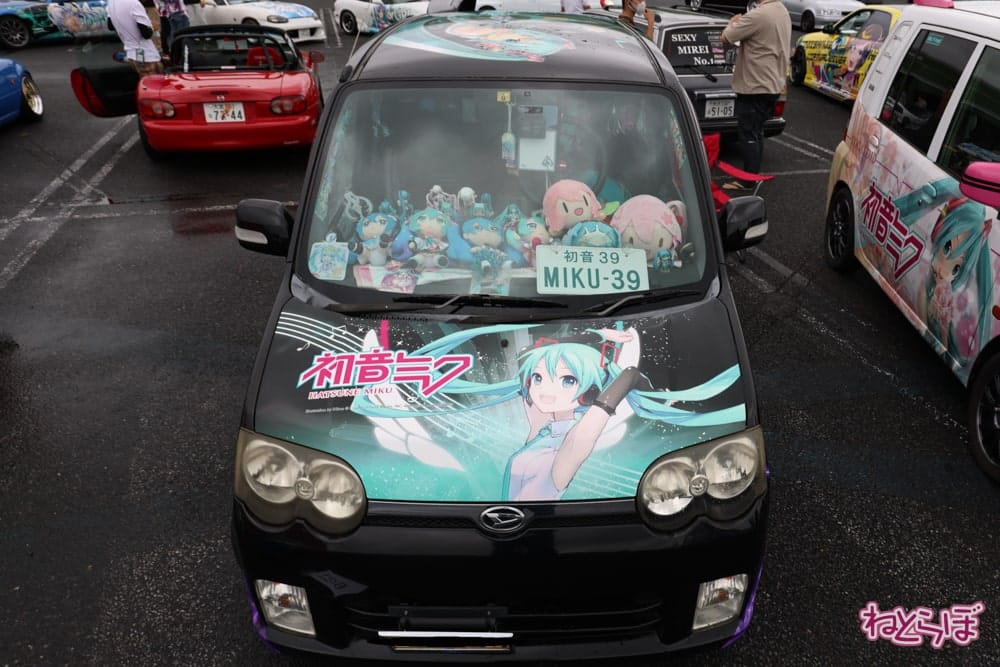 Cientos de automóviles con waifus de anime invaden Japón