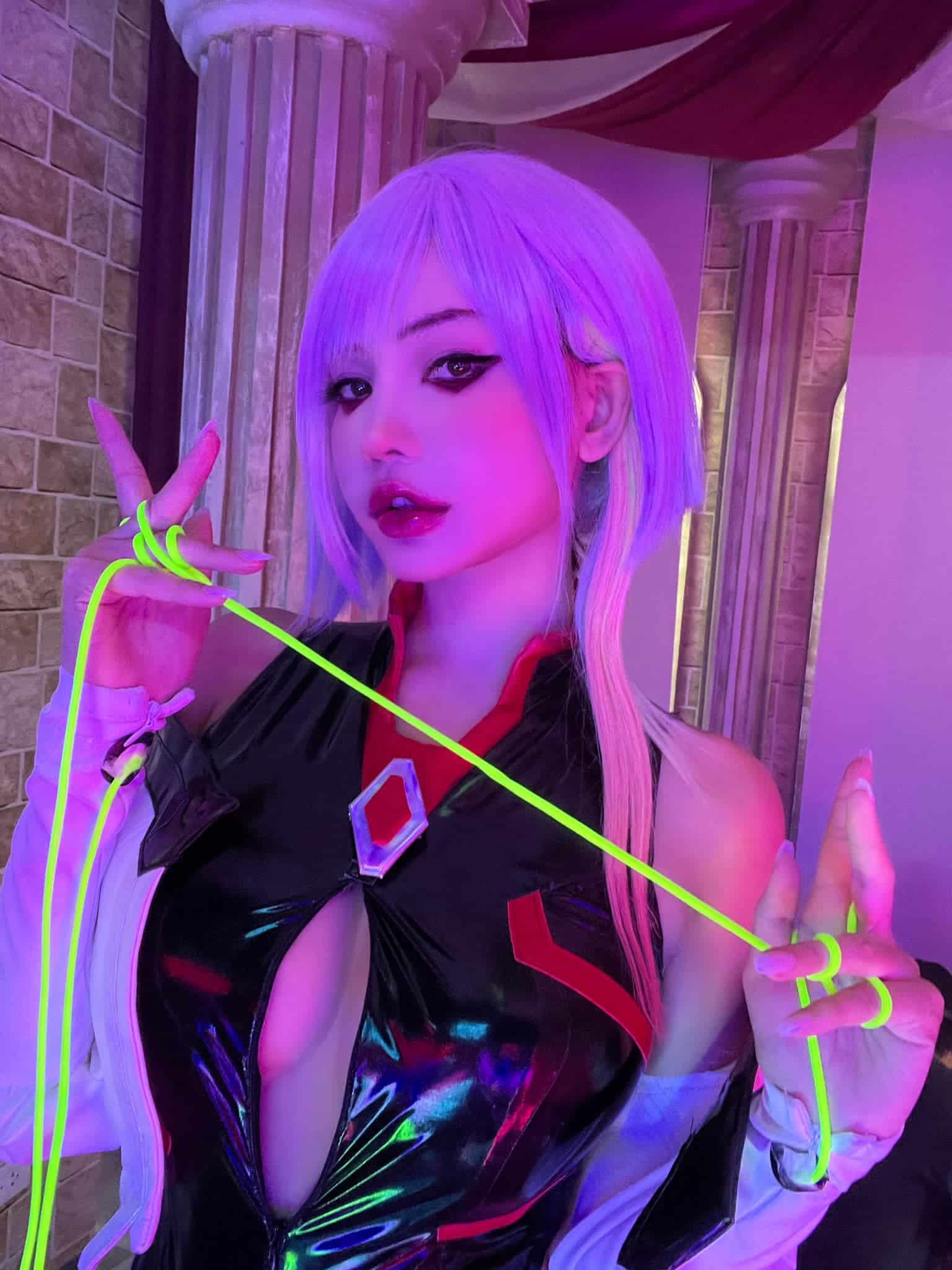 Linda chica tailandesa con componentes de PC gamer