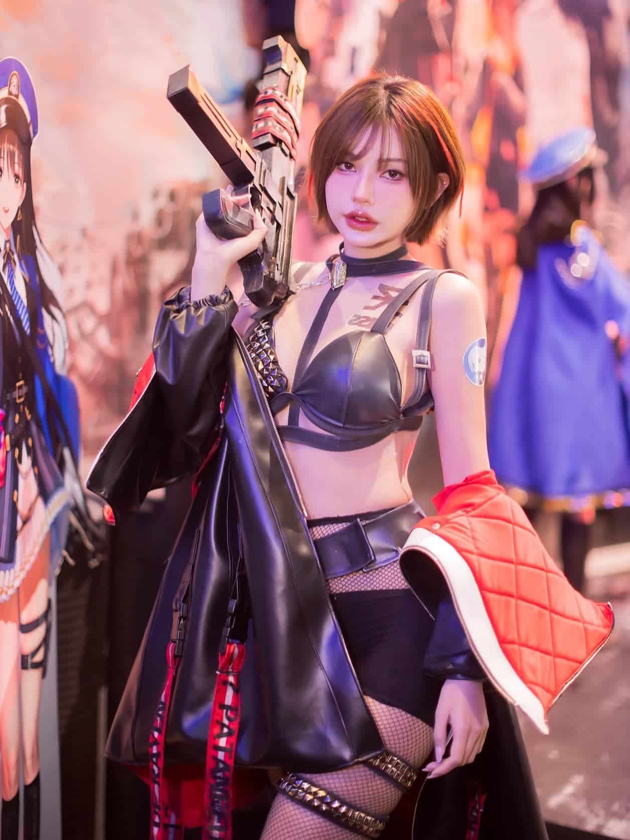 Linda chica tailandesa con componentes de PC gamer