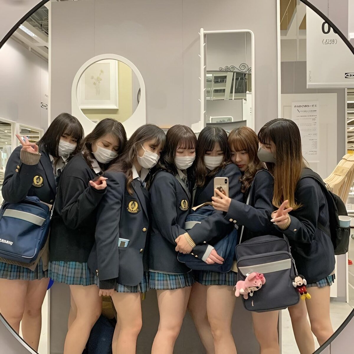 Polémica en Japón por cambios en faldas de colegialas en escuela