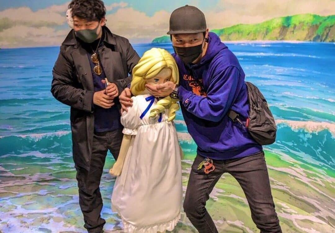 Hombres acosan estatuas de anime en Ghibli Park y generan críticas en redes sociales