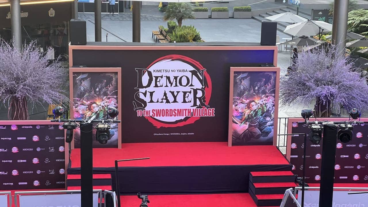 demon slayer world tour Mexico banner
