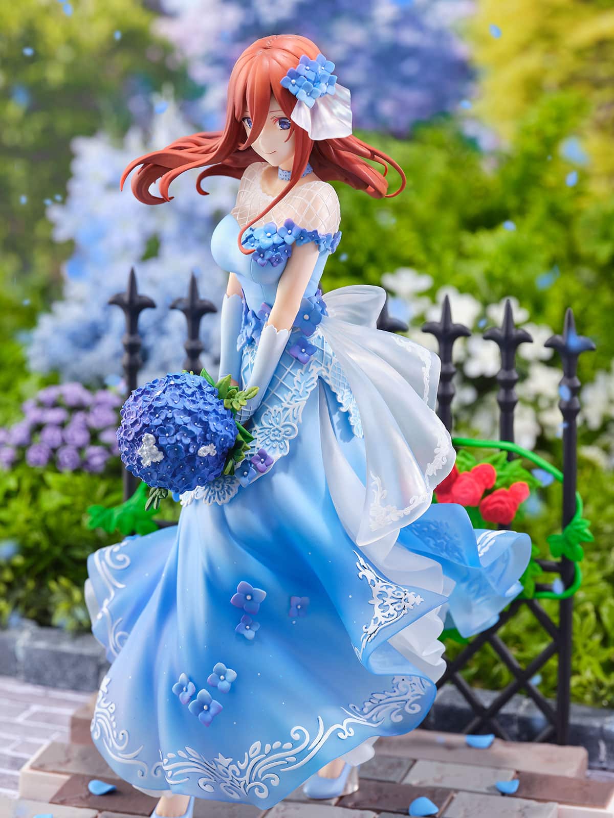 The Quintessential Quintuplets Miku Nakano deslumbra con un hermoso vestido flora