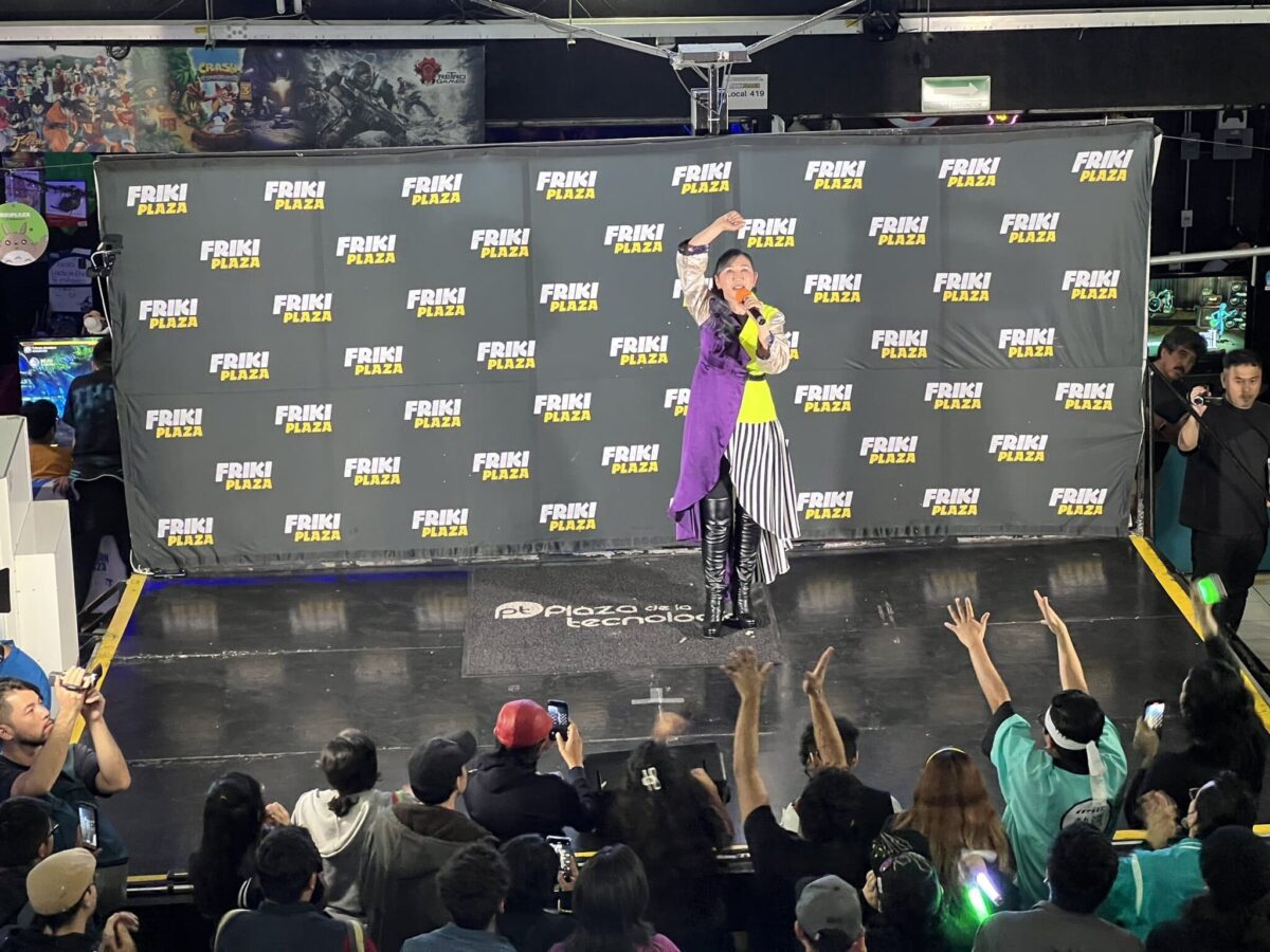 Yoko Takahashi cantante de Evangelion sorprendió a varios fans en la FrikiPlaza