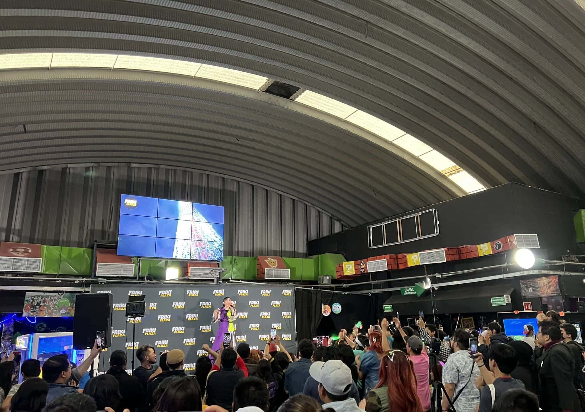 Yoko Takahashi cantante de Evangelion sorprendió a varios fans en la FrikiPlaza