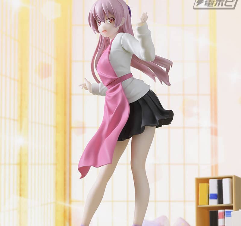 Tonikaku Kawaii Tsukasa se convierte en la novia perfecta en delantal