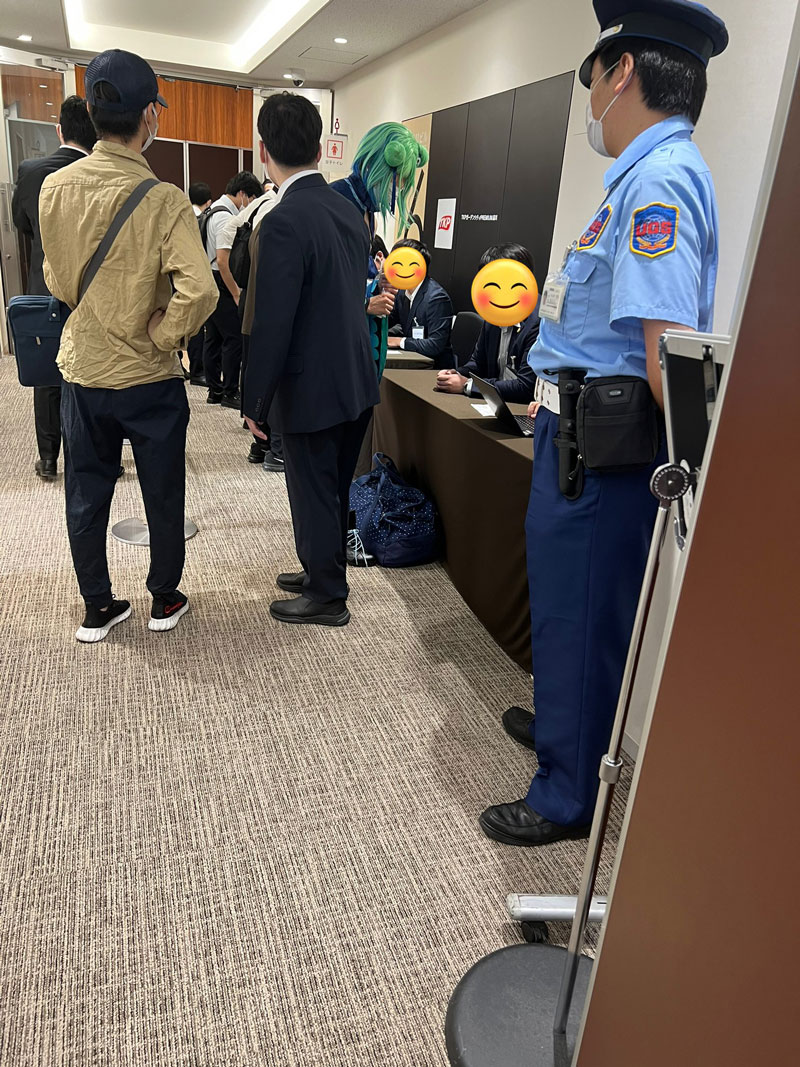 Fanático de Uruha Rushia irrumpe en junta de accionistas