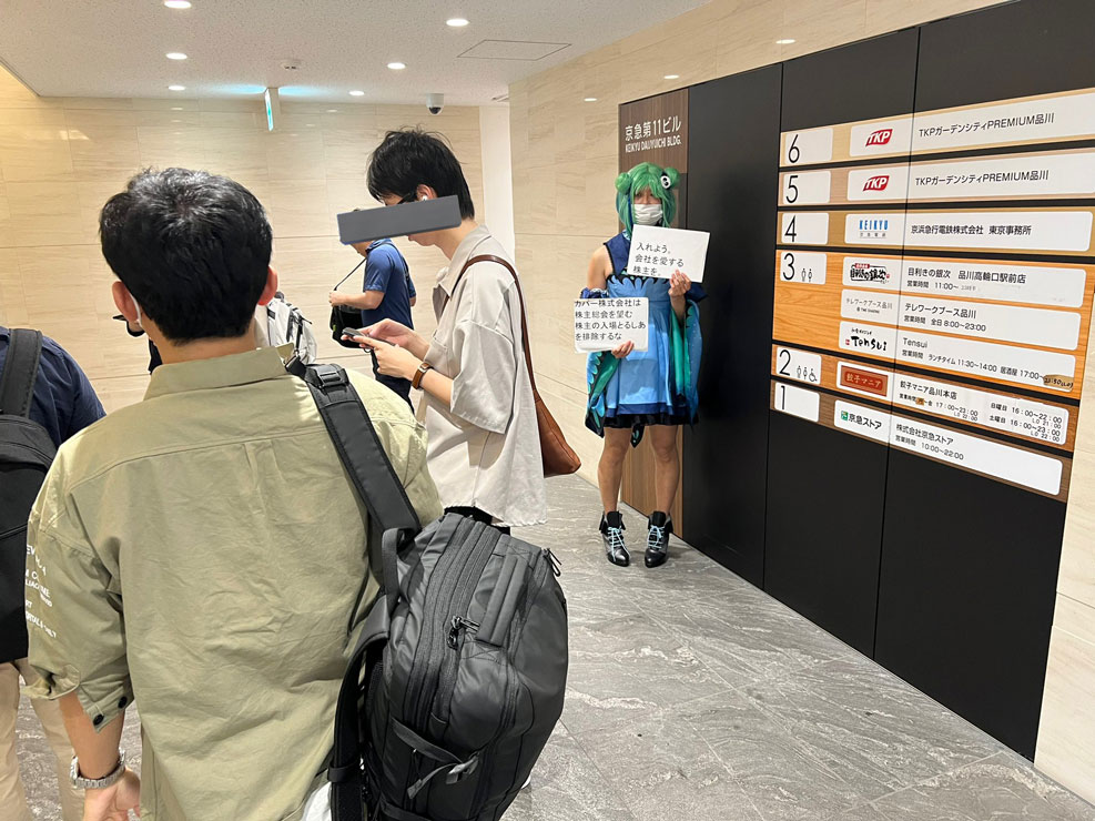 Fanático de Uruha Rushia irrumpe en junta de accionistas