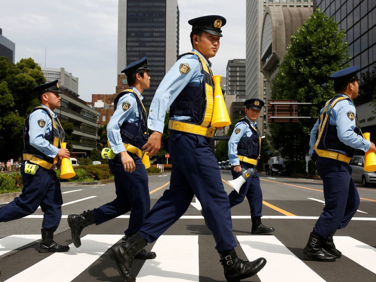 Policía japonesa en movilización