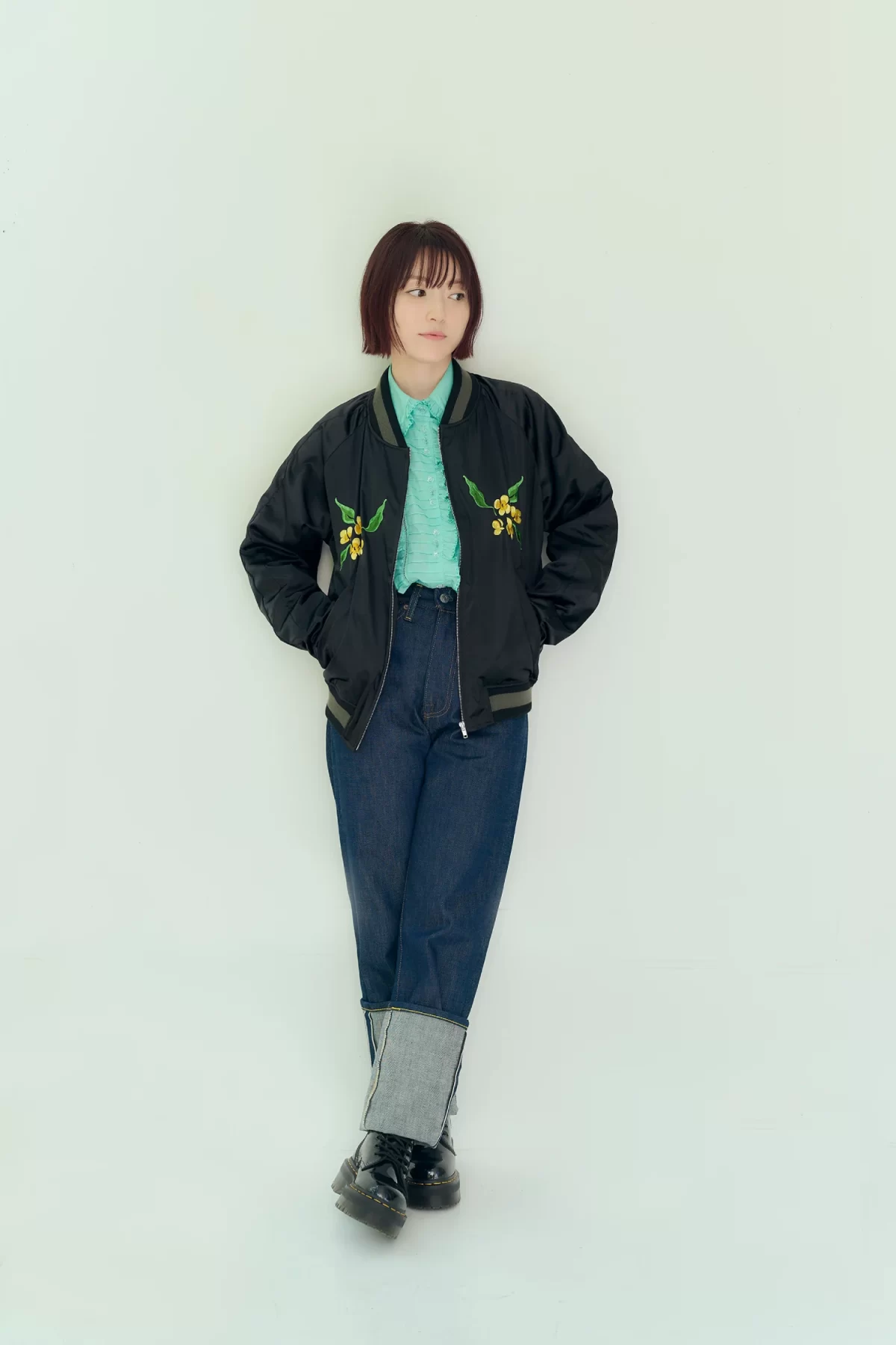 Los fanรกticos critican el precio del sukajan de la seiyuu Kana Hanazawa