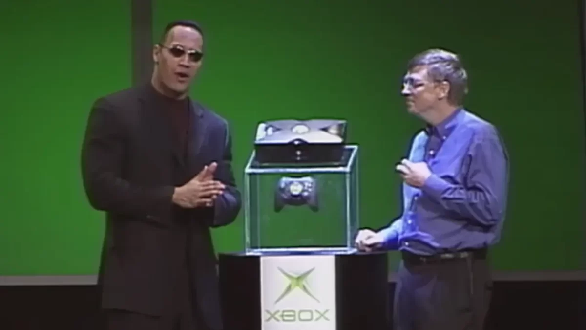 La Roca Johnson y Bill Gates revelan la primera consola de Xbox
