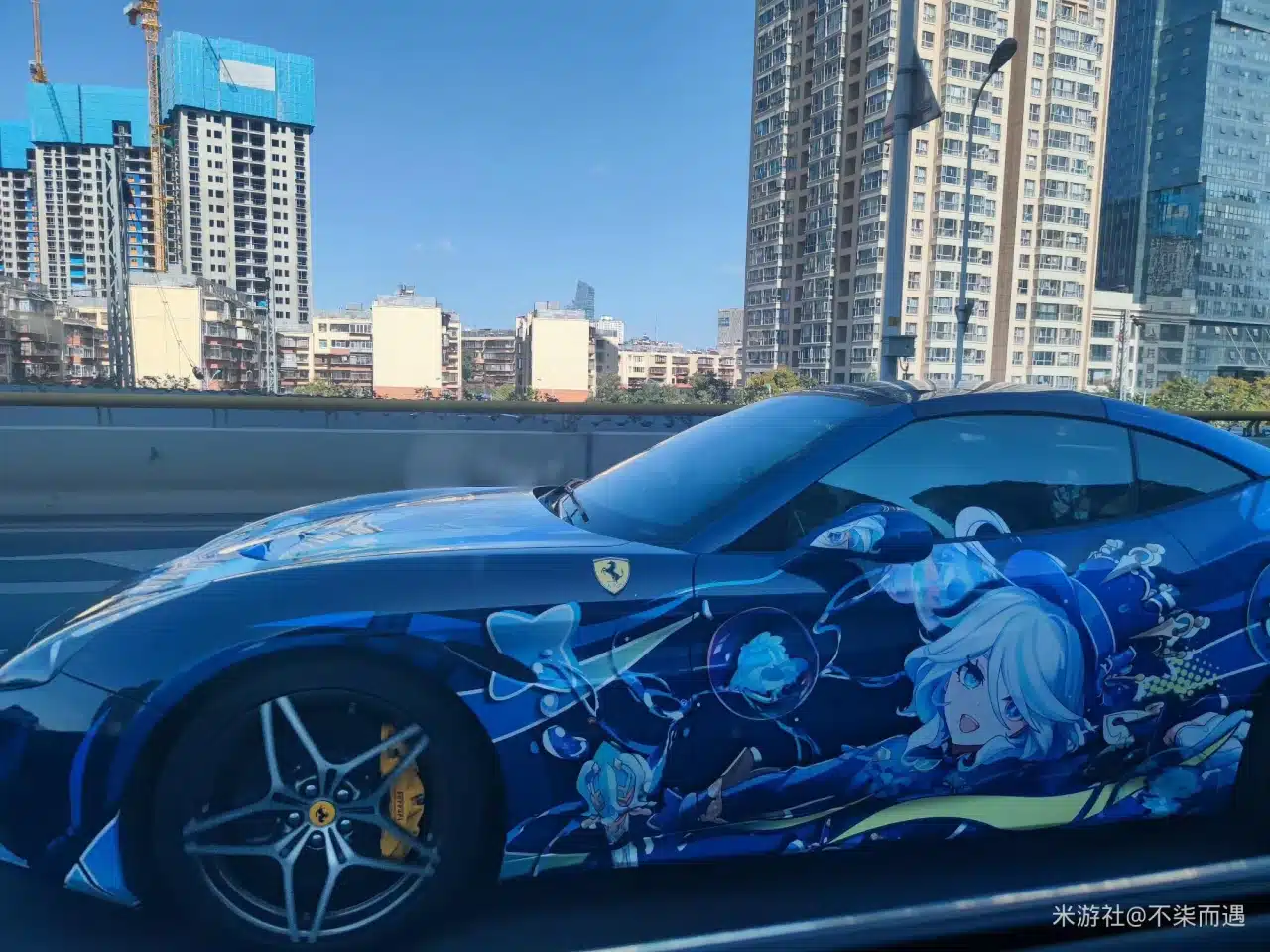 Fan de Genshin Impact personaliza una Ferrari con su "waifu" Furina