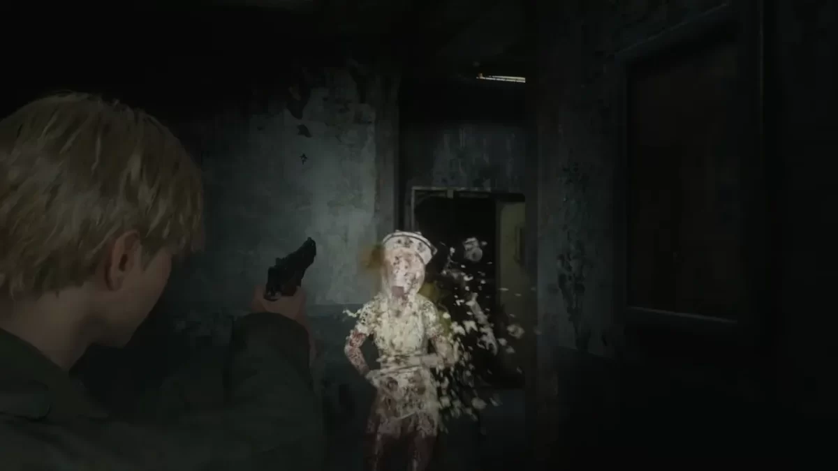 James disparándole a una enfermera en el remake de Silent Hill 2
