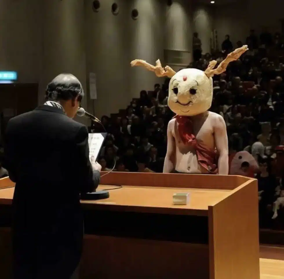 Chica se gradúa con cosplay de Sousou no Frieren