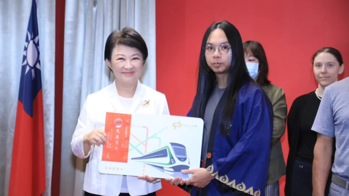 Heroico Otaku fanático de Frieren y Monster Hunter acepta su premio