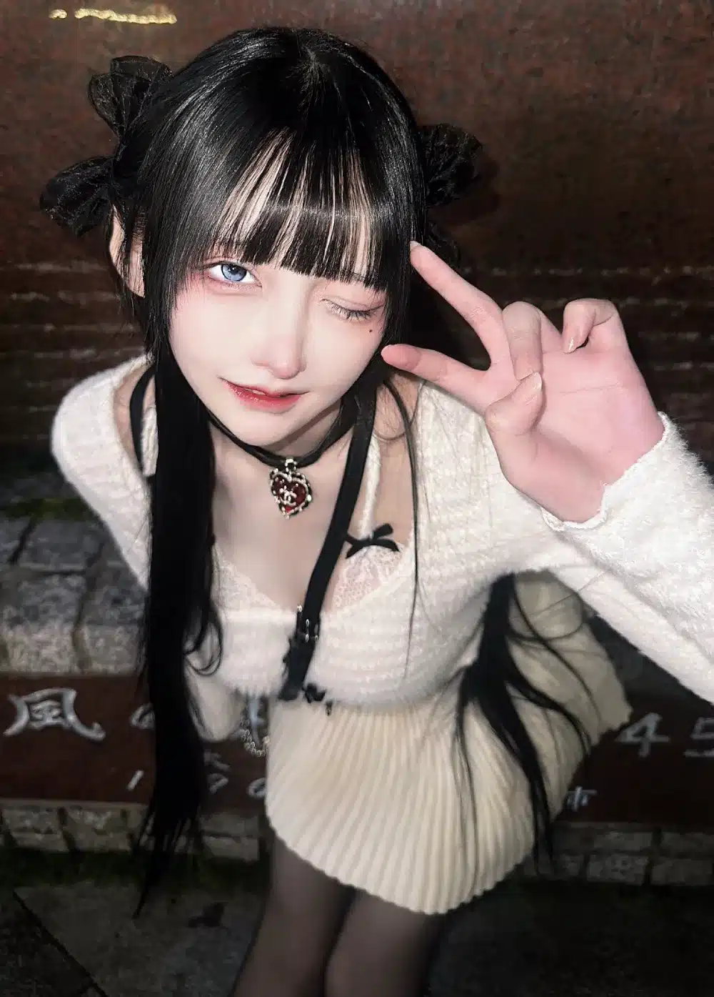 En los rincones más animados de las redes sociales japonesas, una frase ha captado la atención de miles de usuarios: “Las mujeres de hoy en día son tan lindas como los personajes 2D”. Esta afirmación, acompañada de una imagen viral que ha generado una ola de comentarios que reabren el eterno debate entre la belleza idealizada del anime y el atractivo natural de las chicas reales.

¿Las chicas reales ya se ven como personajes de anime?

Las publicaciones que han ocasionado el debate fueron compartidas por los usuarios @tknhn1234_tknhn y @takane_daily, quienes acompañaron sus mensajes con una fotografía que generó una avalancha de comentarios. En ella aparece una joven con rasgos suaves, maquillaje impecable y una expresión inocente, lo que bastó para que muchos la compararan con un personaje sacado directamente de una serie de anime romántico.

Una expresión muy al estilo japonés que mezcla la poesía con una dosis de picardía, sugiriendo que la belleza está en su punto justo y merece ser celebrada antes de que el tiempo la alcance.

La caja de comentarios no tardó en llenarse con mensajes positivos, algunos de ellos bastante directos, otros más filosóficos, pero todos girando en torno a la impresión que causó la chica en cuestión. Aquí algunos ejemplos:

“Ella es realmente bonita y linda 😘🍓”

“Su apariencia es genial.”

“Cada vez que la veo… la vida sería divertida si yo fuera así. Siempre pienso eso.”

“Ella es tan linda, por favor cásate conmigo.”

“No importa cuándo la vea, tiene una gran figura y una cara linda.”

“¿Es la mejor? Es un placer para la vista... parece que va a mejorar mi visión.”

Incluso hubo un comentario más realista (aunque quizás un poco fuera de tono) que señaló:
“Debería comer un poco más adecuadamente.”

Este tipo de respuestas muestran una variedad de perspectivas que van desde la simple admiración estética hasta deseos románticos y reflexiones personales sobre autoestima.

La eterna comparación entre 2D y 3D

La frase que originó esta pequeña revolución online no es nueva. Desde hace años, la cultura otaku ha alimentado la noción de que los personajes 2D —esos diseños perfectamente estilizados, con proporciones soñadas y expresiones cuidadosamente construidas— son el ideal estético supremo. Pero, ¿qué ocurre cuando una persona real parece encarnar ese mismo nivel de “perfección”?

En este caso, la joven fotografiada fue el detonante perfecto para que el internet japonés comenzara a replantearse —con humor y fascinación— si la línea entre la belleza virtual y la real se está desdibujando.

El fenómeno también plantea una discusión interesante sobre cómo la estética del anime y los filtros digitales han influido en los estándares de belleza actuales. Las generaciones jóvenes, que crecieron viendo personajes como Sakura Kinomoto, Rem de Re:Zero o Marin Kitagawa, pueden ver reflejados esos mismos rasgos en personas reales gracias a cambios en la moda, el maquillaje, la fotografía e incluso la genética.