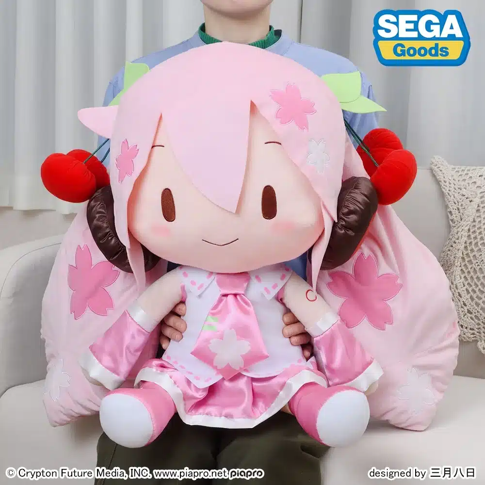 Este peluche gigante de Hatsune Miku es tan adorable que todos lo quieren en casa