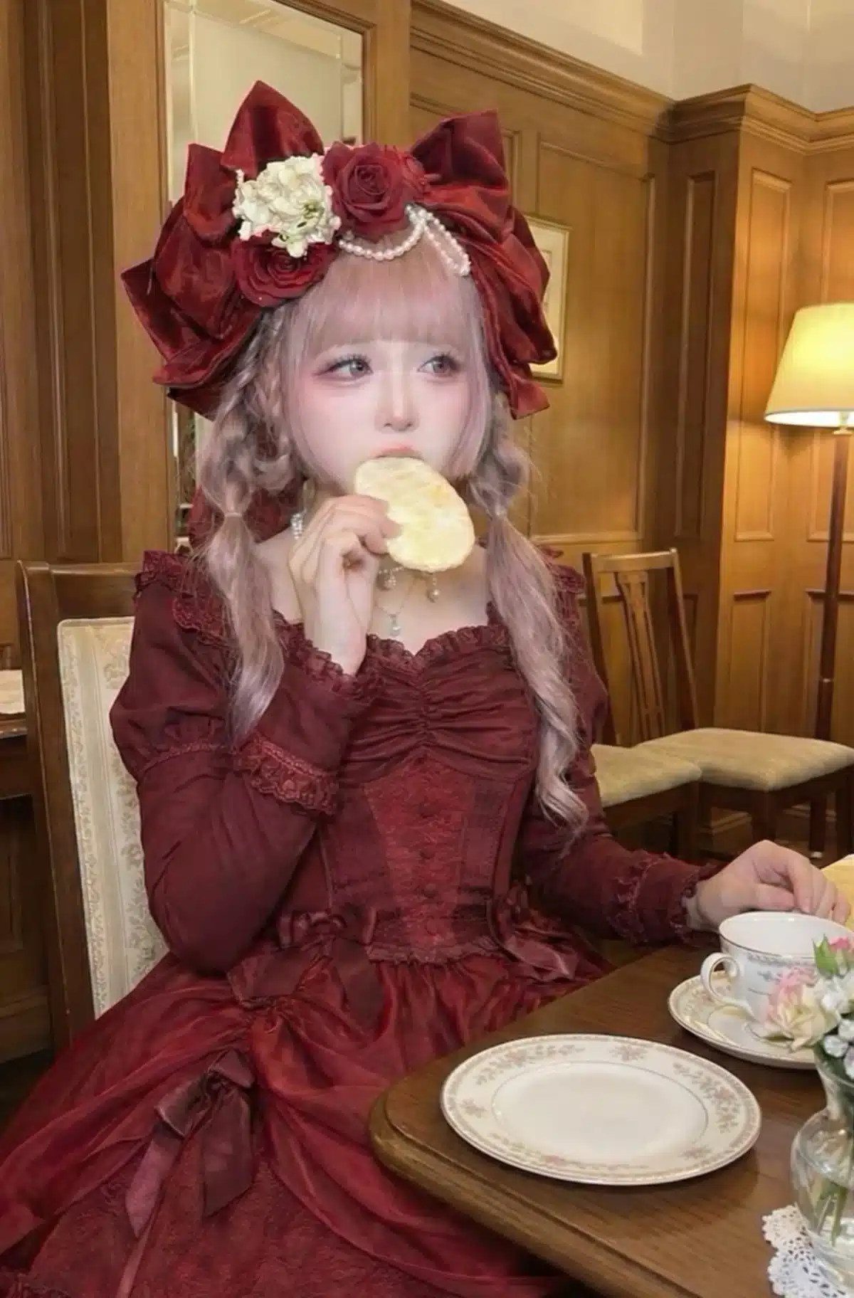 Un cosplayer de 48 años en Japón asombra al parecer una Joven de 20 (¡Y confunde hasta a los Gatos!)