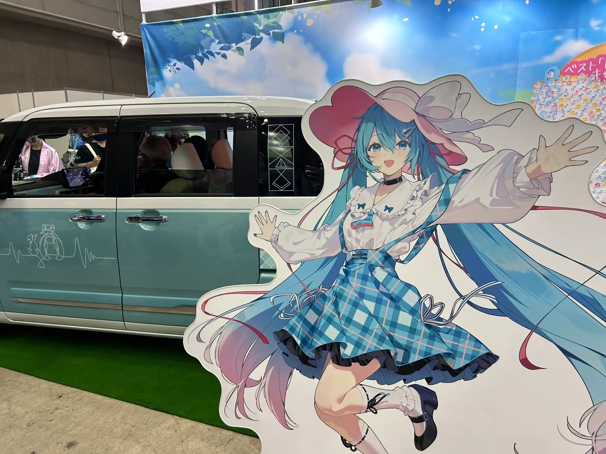 Miku sobre ruedas: Cómo el Miku Canbus convierte un auto cotidiano en una declaración extrema de fandom